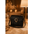Sac bandoulière noir Kacie en similicuir grainé avec fermoir bijou doré dans une ambiance élégante et chaleureuse style soirée chic
