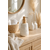 Distributeur à savon blanc texturé avec pompe en bois naturel posé sur un meuble de salle de bain minimaliste en bois clair dans une ambiance chaleureuse et élégante style slow living