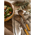 Couverts à salade en bois de manguier assortis au saladier de la collection naturelle Bella Cosa, présentés dans une ambiance chaleureuse sur une table de cuisine.