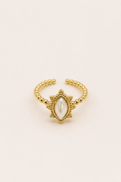 Bague Alba dorée perlée avec pierre nacrée blanche sur fond crème minimaliste – bijou femme élégant Bella Cosa
