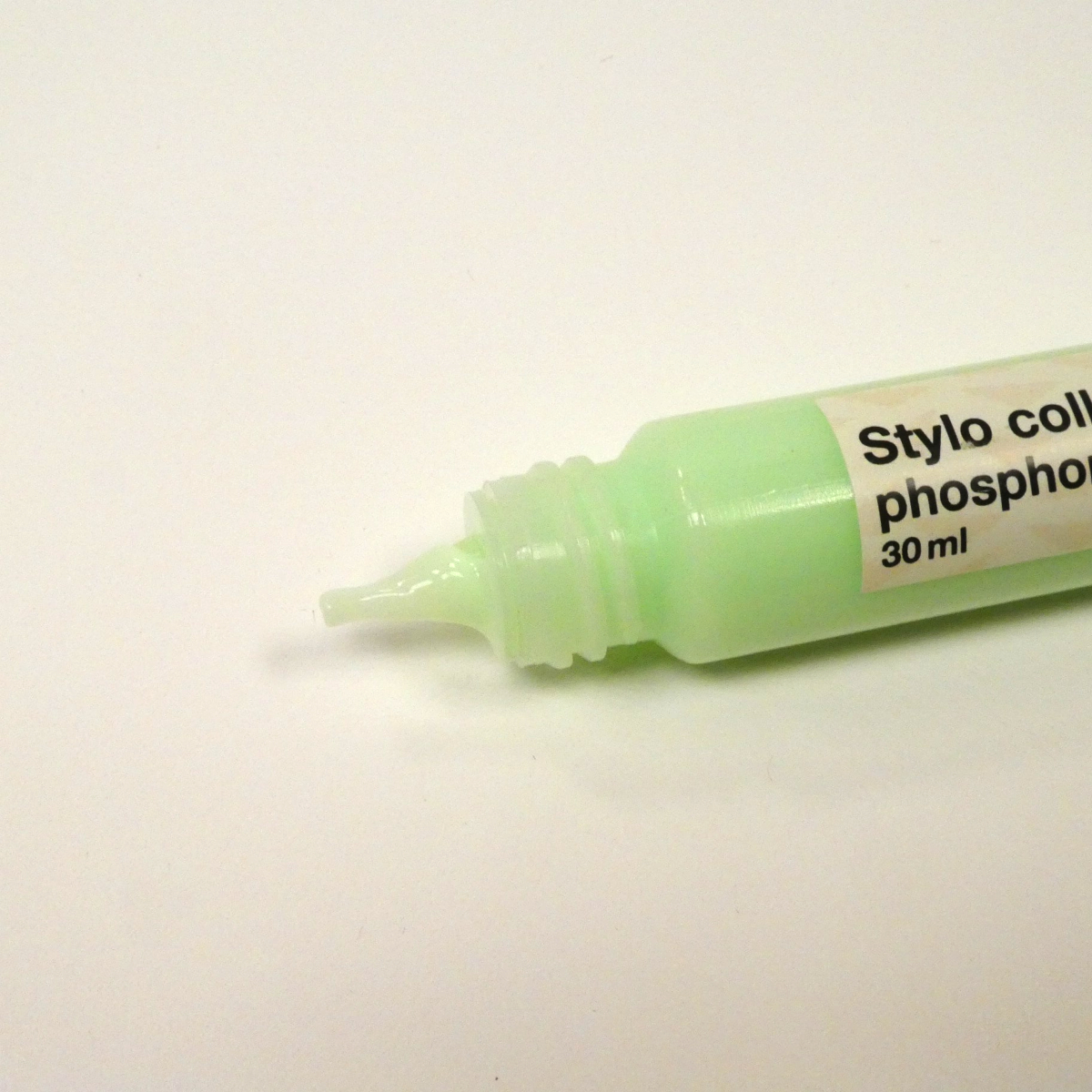 stylo-colle-phosphorescent-2-zoom