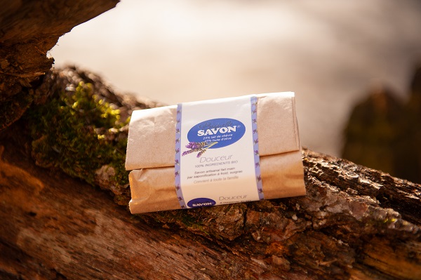 Douceur est à la lavande et argile rose avec une pointe d'huile de noyau d'abricot et beaucoup de lait de chèvre
