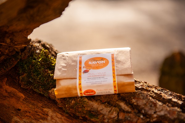 Peau neuve savon exfoliant au graines de pavot dans son emballage compostable, usage sur le corps et les mains