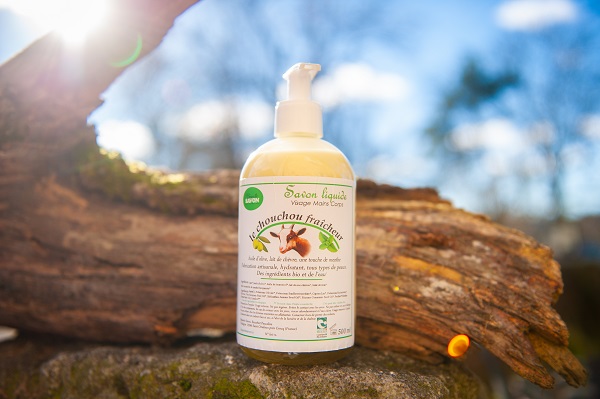 gel douche dans son flacon pompe de 500 millilitres, au lait de chèvre et senteur menthe bergamote