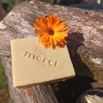 savon au beurre de karité et macérât de calendula, fleur sur le savon et tamponné du mot merci