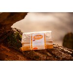 Peau neuve savon exfoliant au graines de pavot dans son emballage compostable, usage sur le corps et les mains