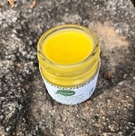 pot ouvert de baume de consoude couleur jaune car cire dabeill et macérât de consoude, douleur musculaires et articulaires