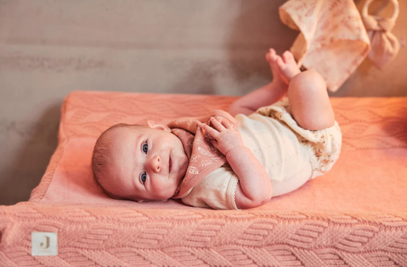 Bavoir bandana fleurs rose 2