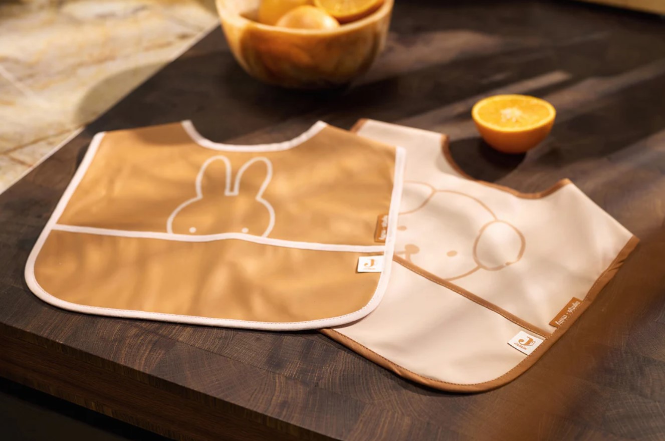 bavoir imperméable miffy peekaboo wild rose 3