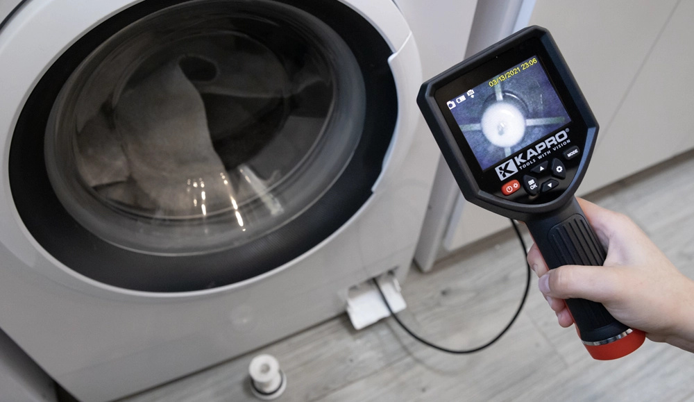 Caméra KAPRO 397 utilisée pour inspecter l’intérieur d’une machine à laver