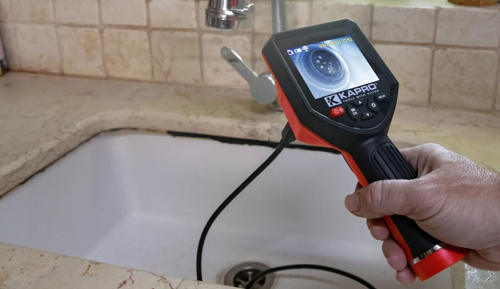 Caméra KAPRO 397 utilisée pour inspecter une évacuation de lavabo