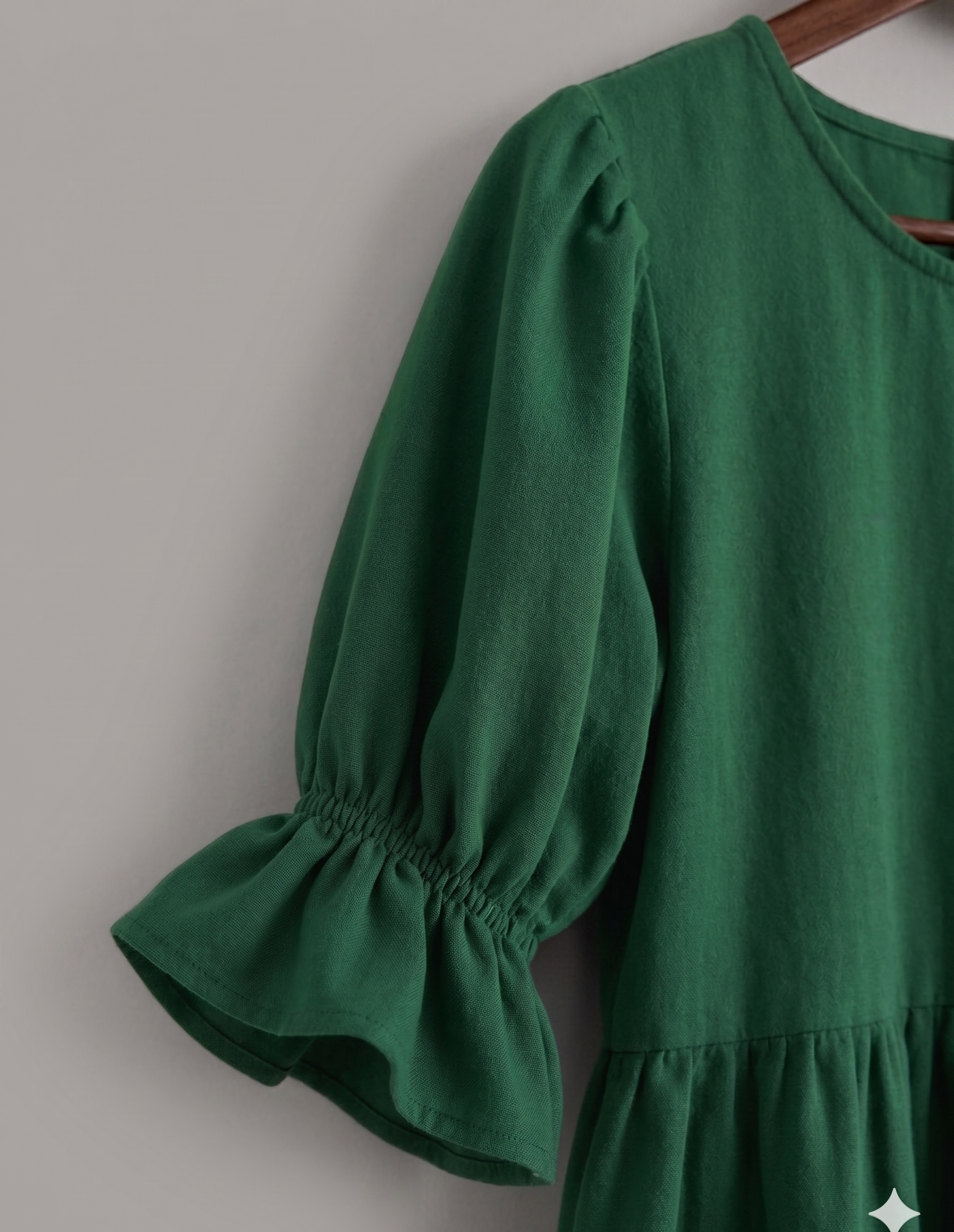 Gros plan manches bouffantes robe 100% lin