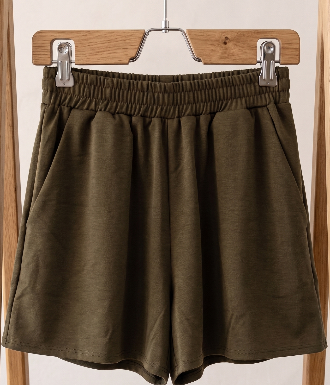 Short 100% laine bio vert kaki sur cintre