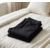 Pantalon noir série n°2 plié sur le lit