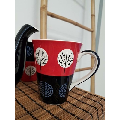 Tasse rouge et noire arbre