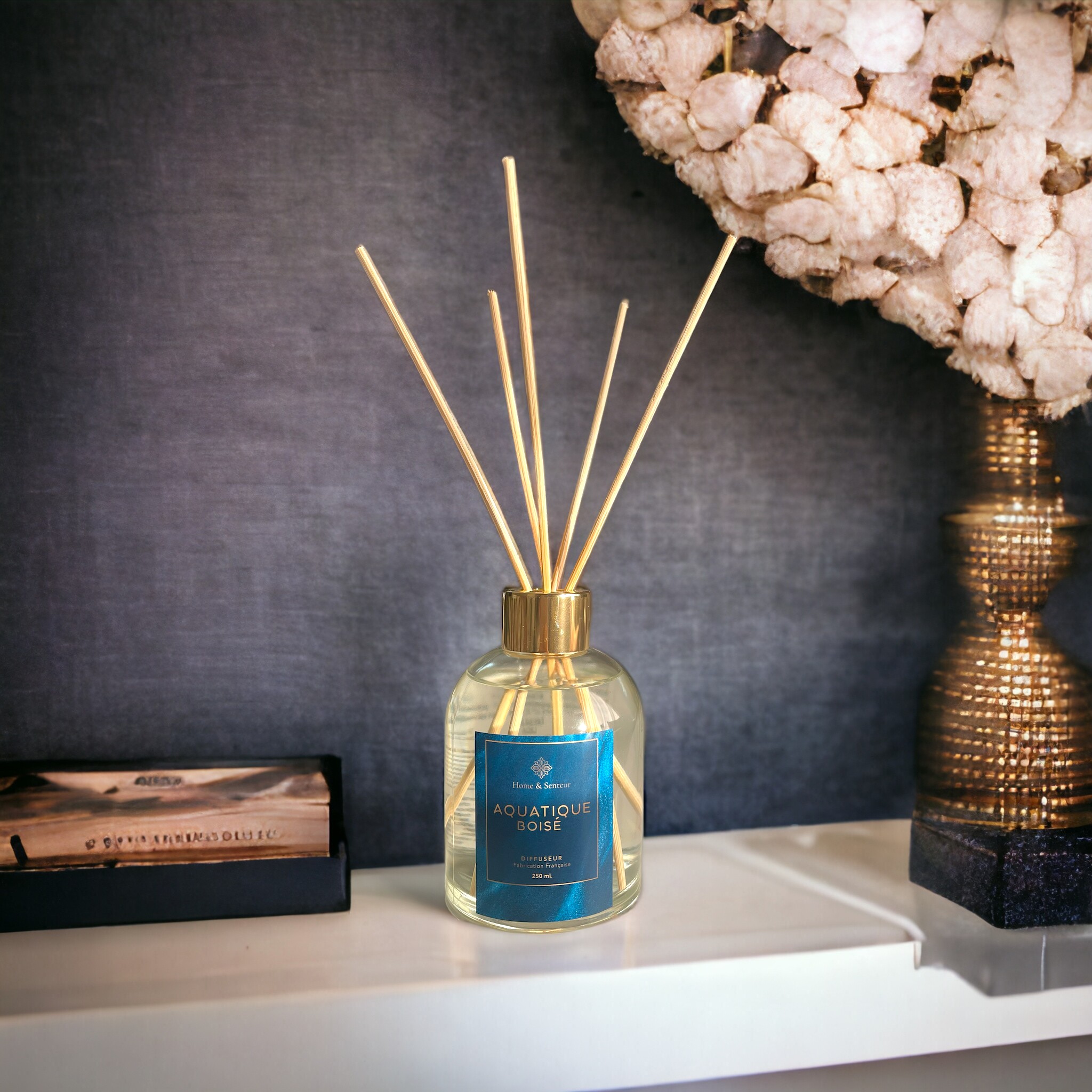 Parfum dambiance aquatique boisé-Photoroom