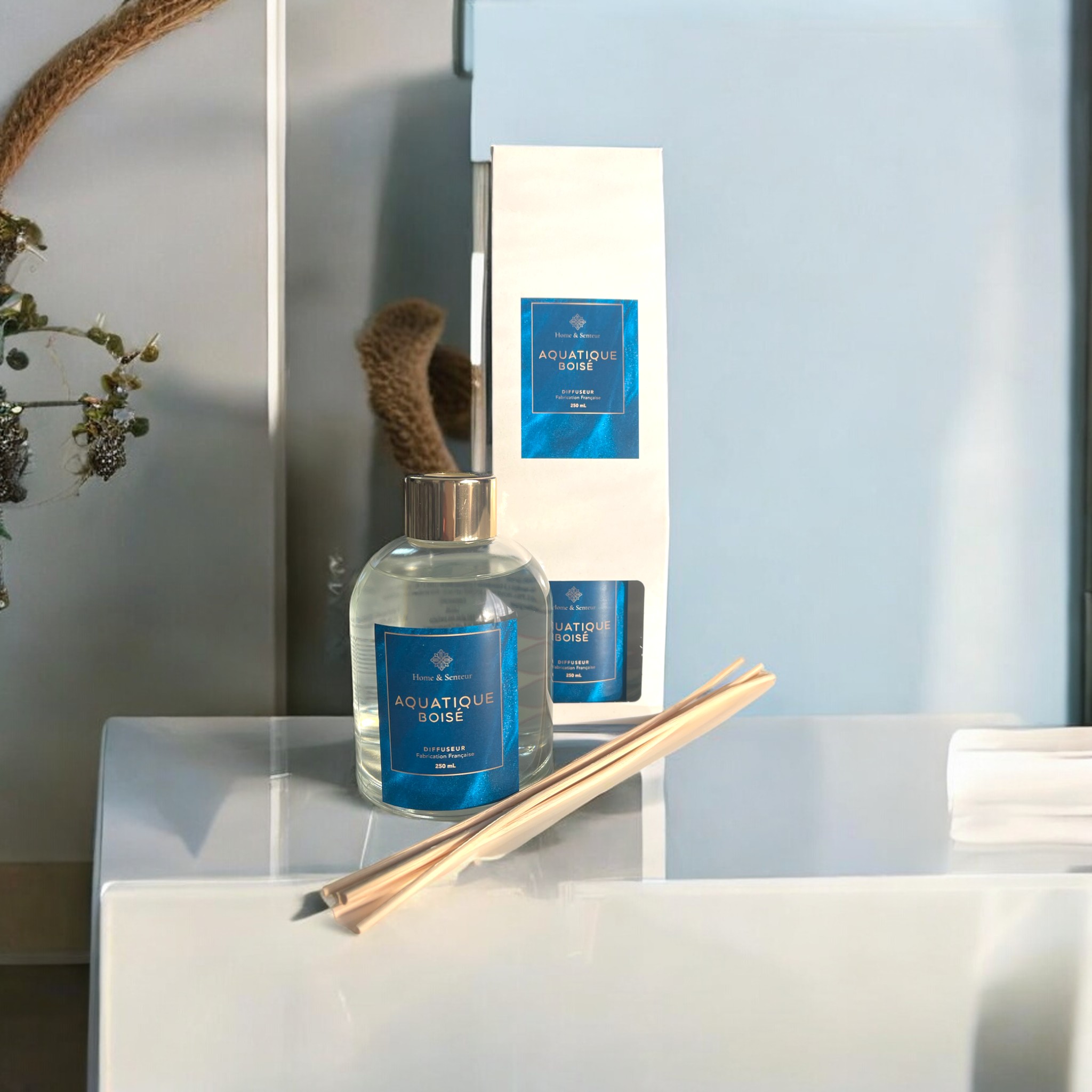 Parfum dambiance aquatique boisé -Photoroom