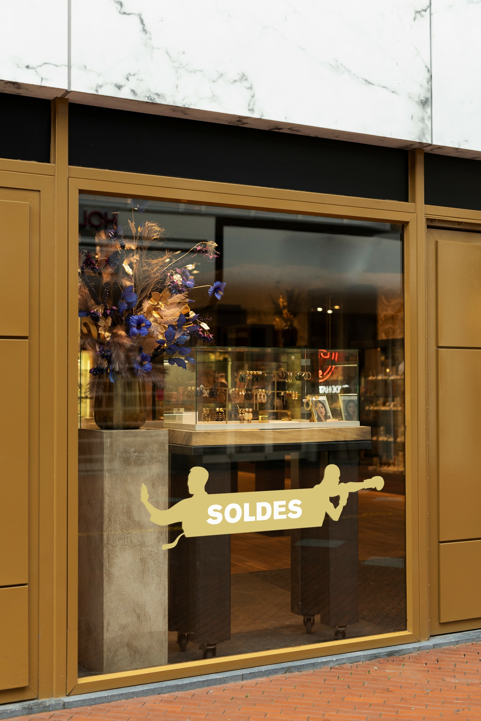 SERIMAGES - 202404 - SOLDES - COMBAT - 1280 - OR [Mockup]