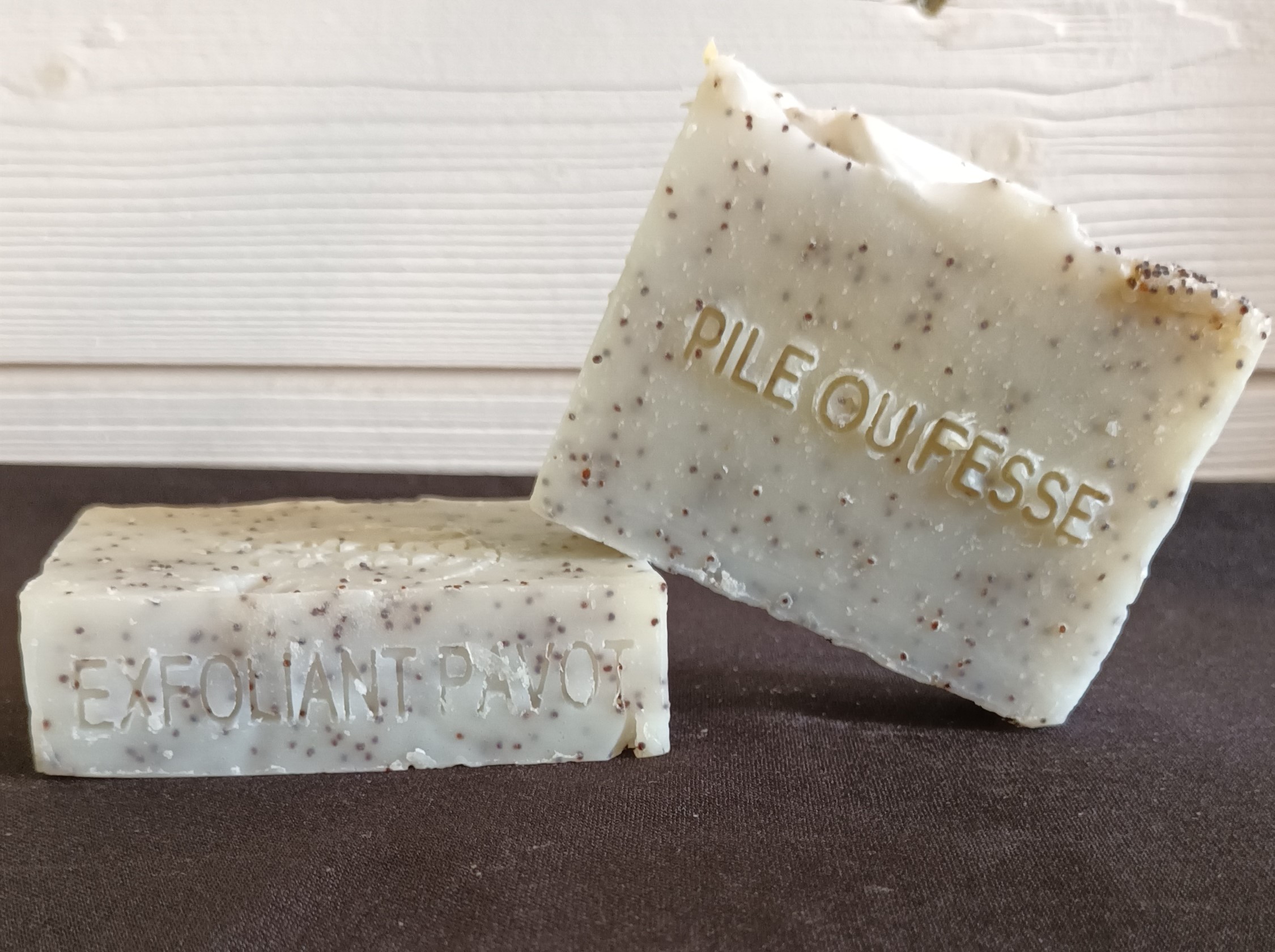 Savon exfoliant au pavot Pile ou Fesse Graines de Love