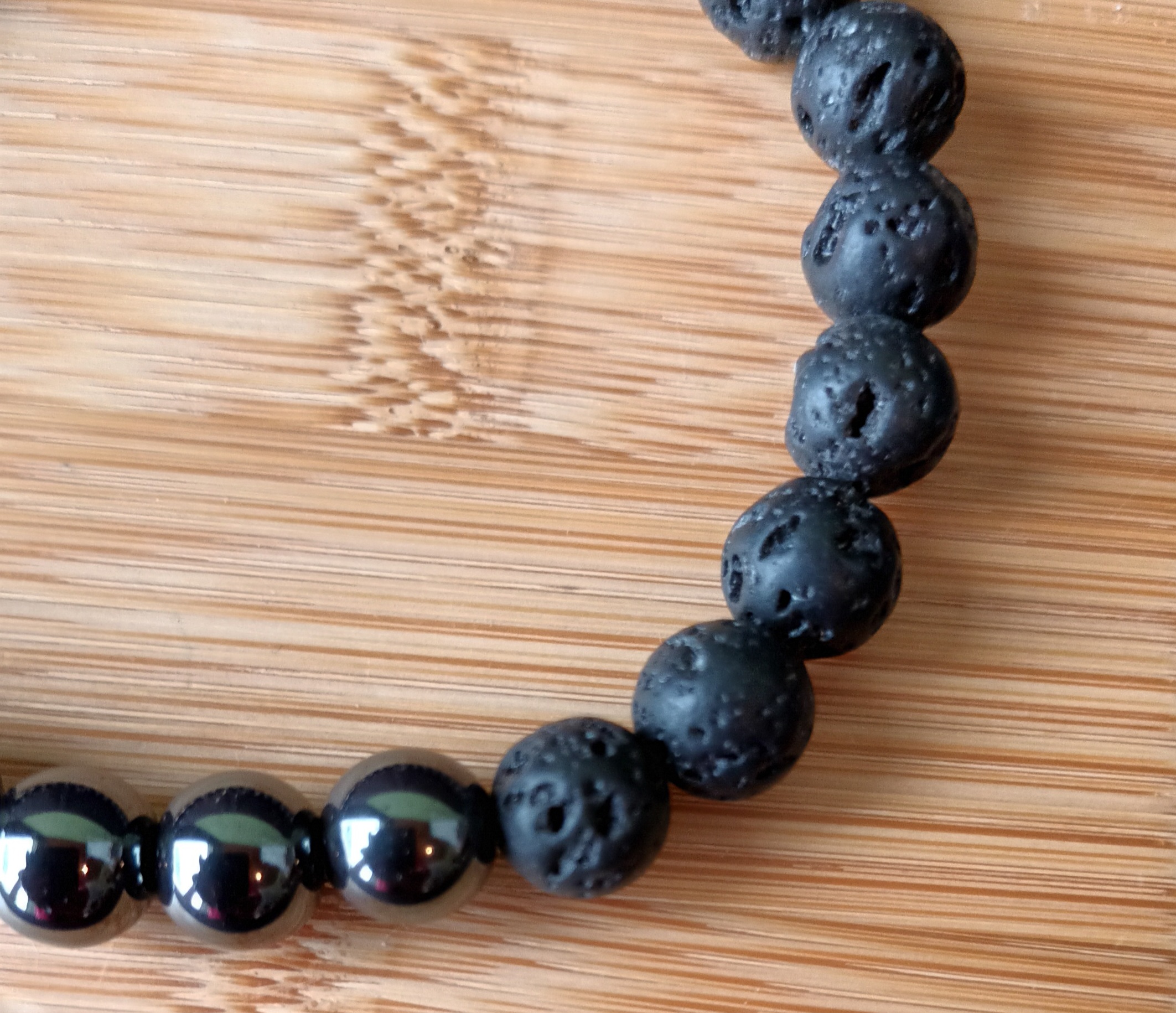 Bracelet en perle dambre et de lave. Graines de Love