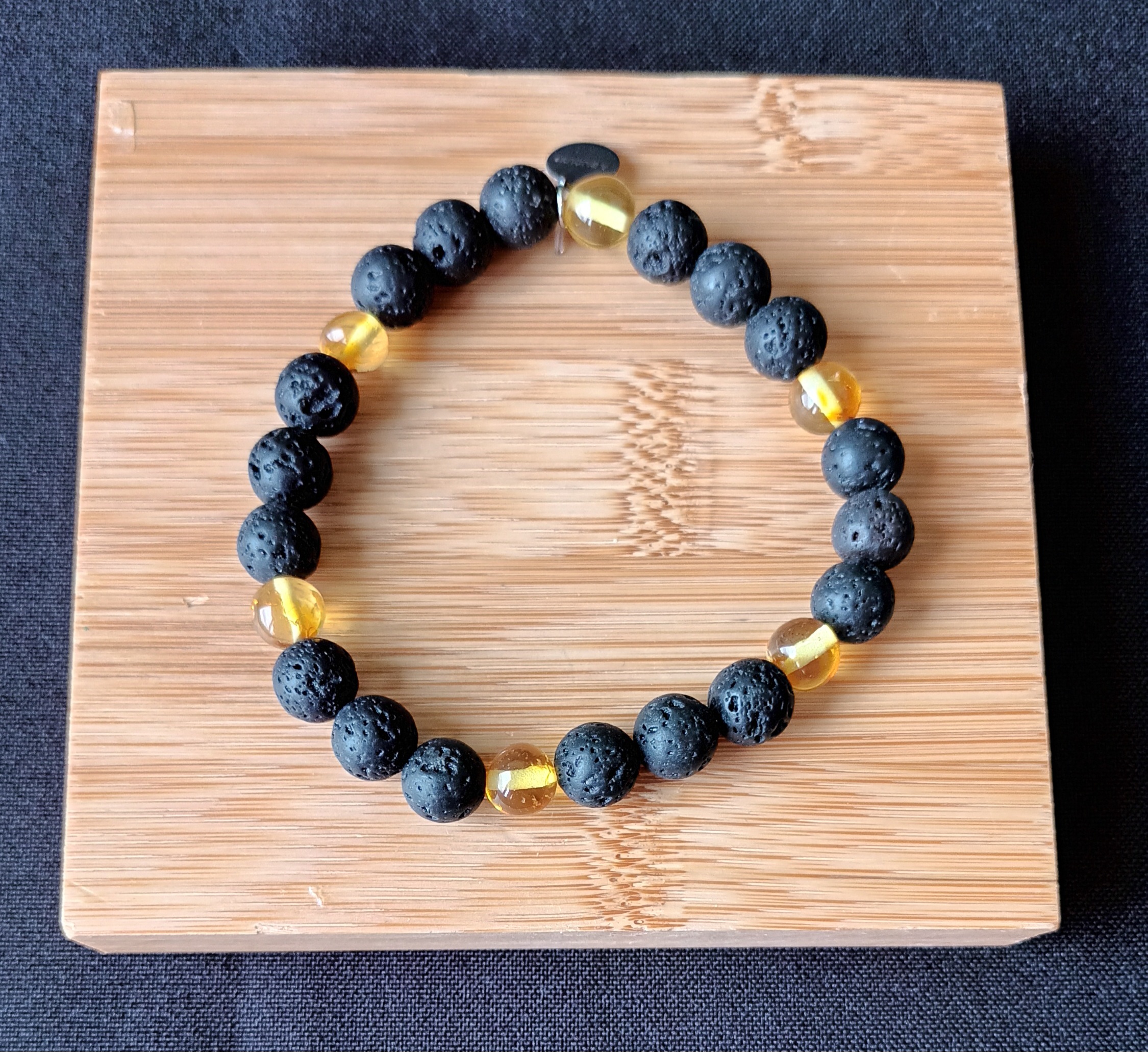 Bracelet en perles de lave et d'hématite. Graines de Love.