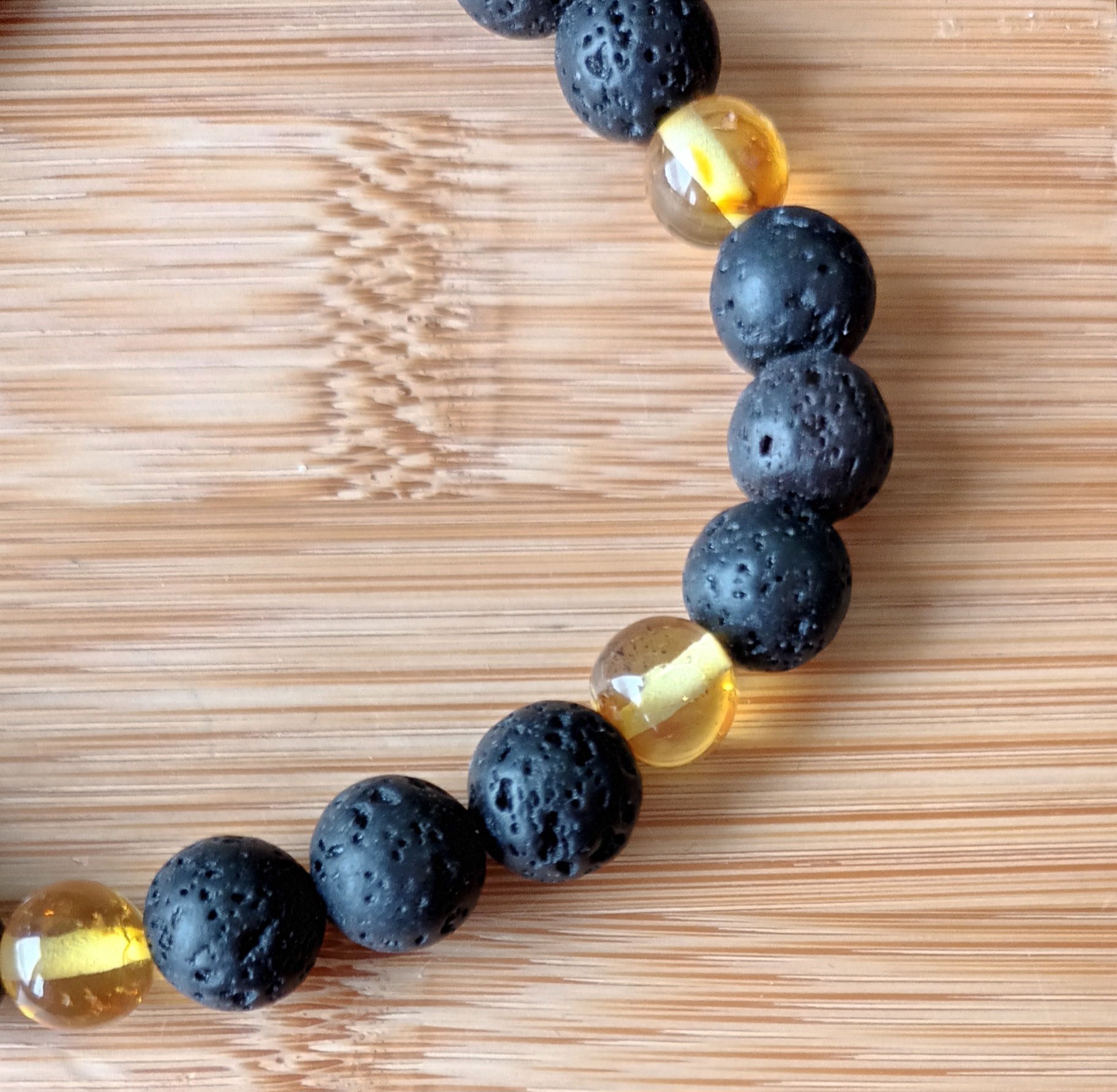 Bracelet en perles de lave et dhématite. Graines de Love.