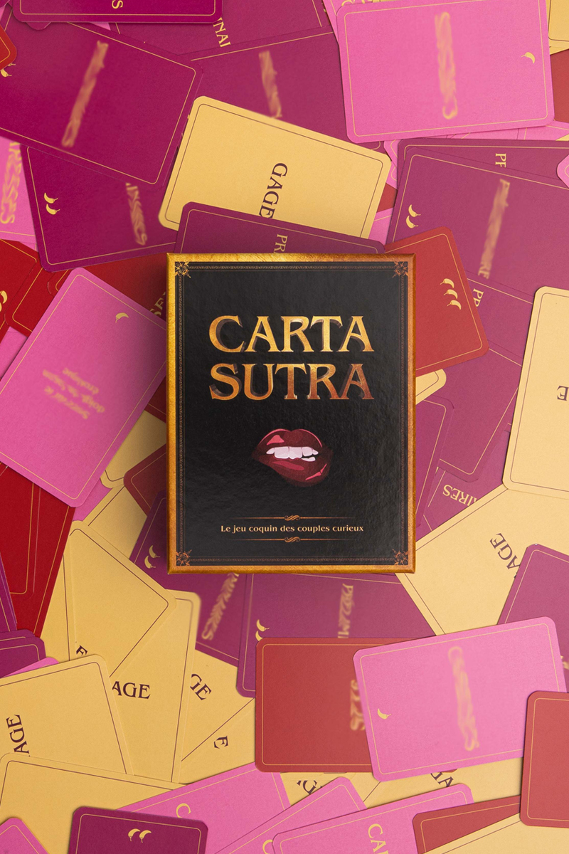 boite jeu Carta Sutra sur cartes du jeu étalées