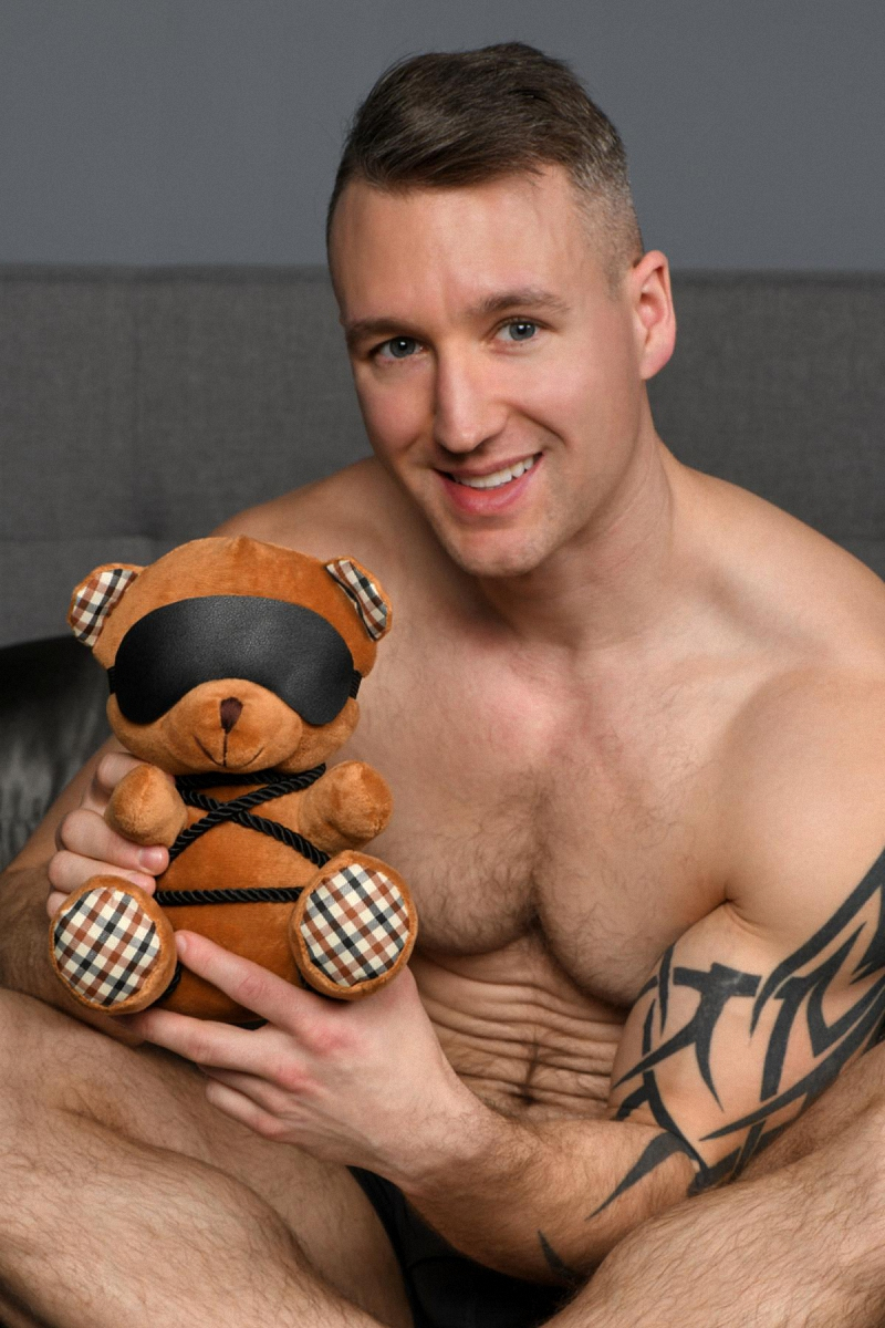 ours en peluche en tenue bondage dans les bras dun homme