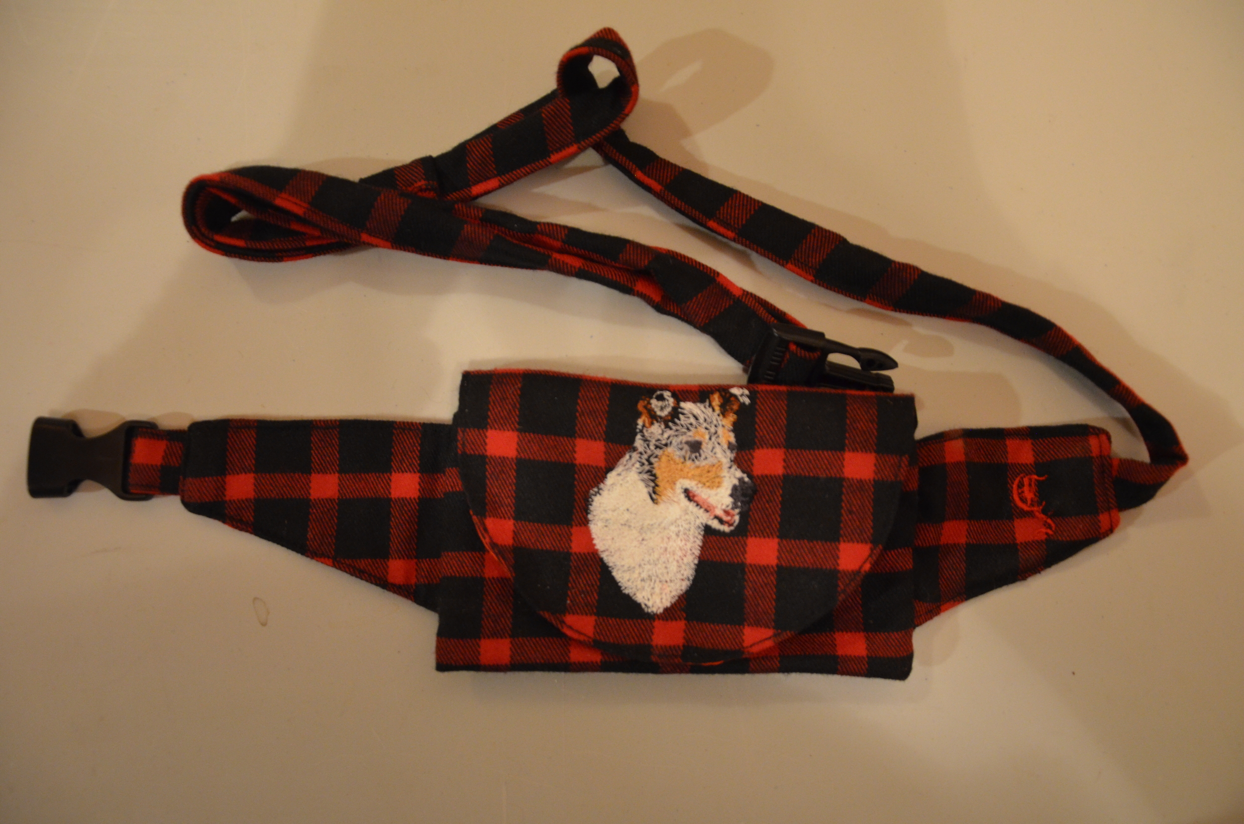 Broderie Colley poil court 34 - pochette friandise - écossais rouge et noir