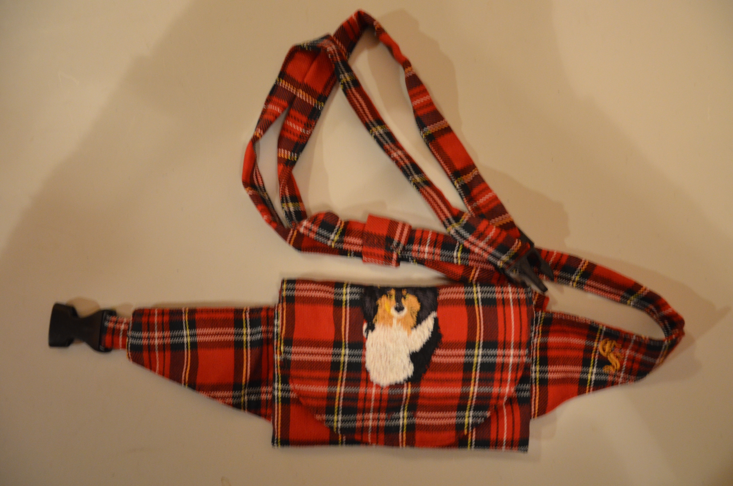 Broderie Colley poil long 11 - pochette friandise - écossais rouge