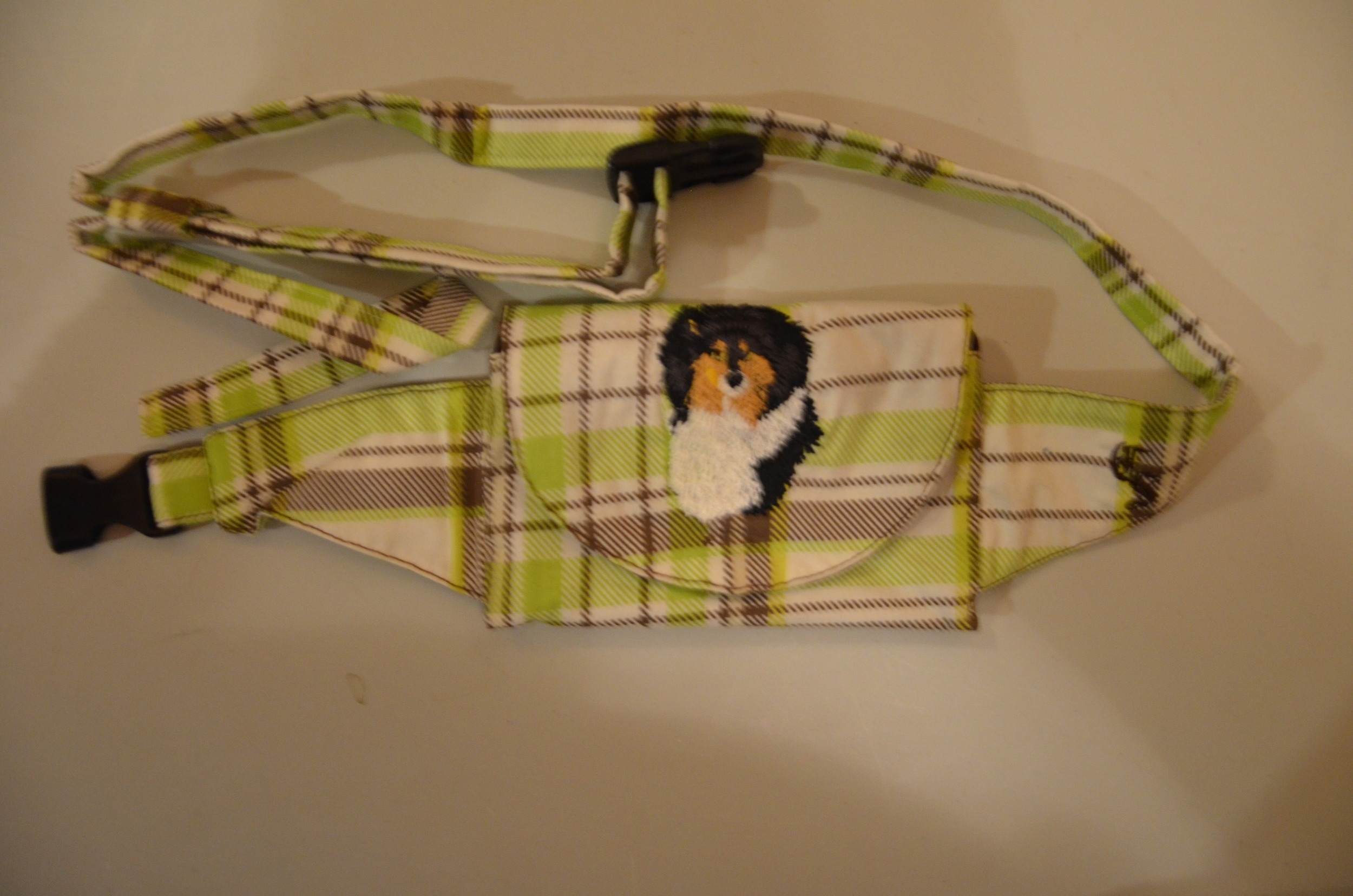 Broderie Colley poil long 11 - pochette friandise - écossais vert clair