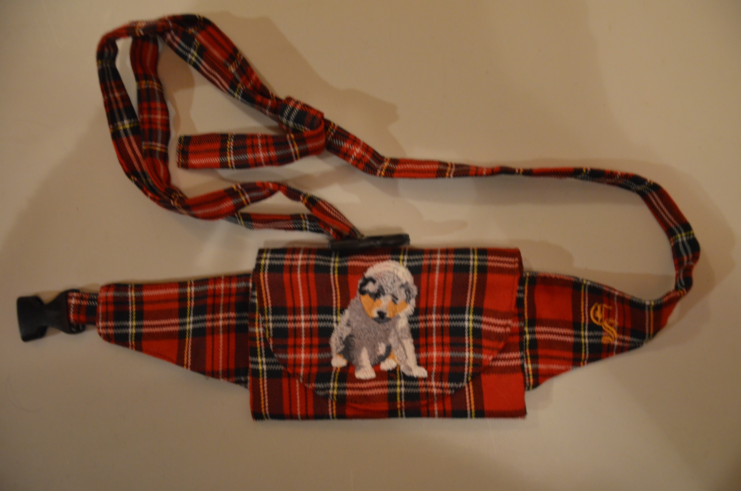 Broderie Colley poil long 38 - pochette friandise - écossais rouge