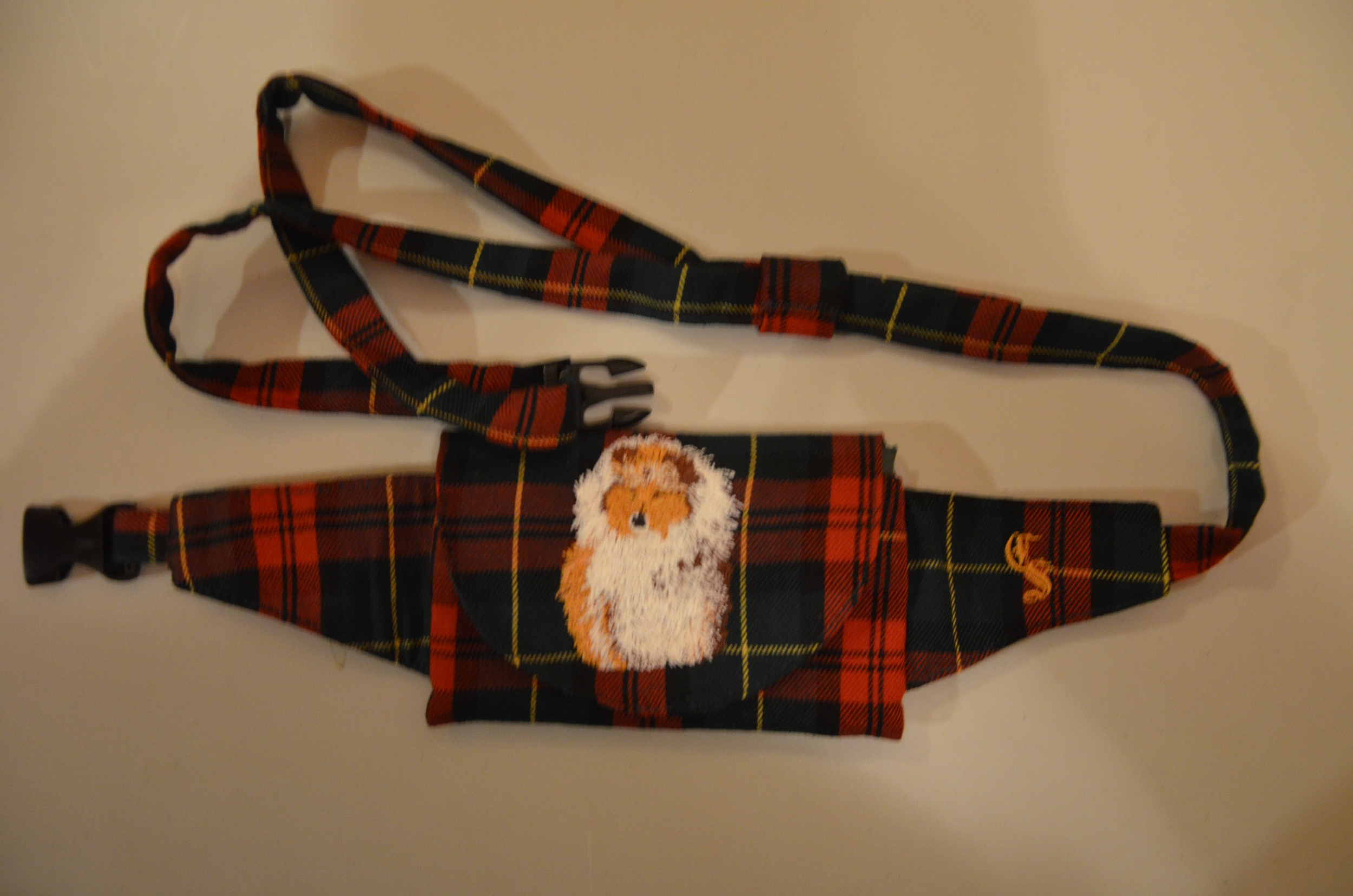 Broderie Colley poil long 29 - pochette friandise - écossais rouge et vert