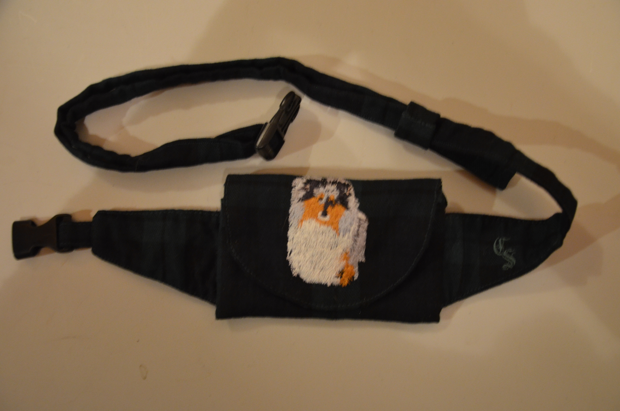 Broderie Colley poil long 31 - pochette friandise - écossais vert foncé