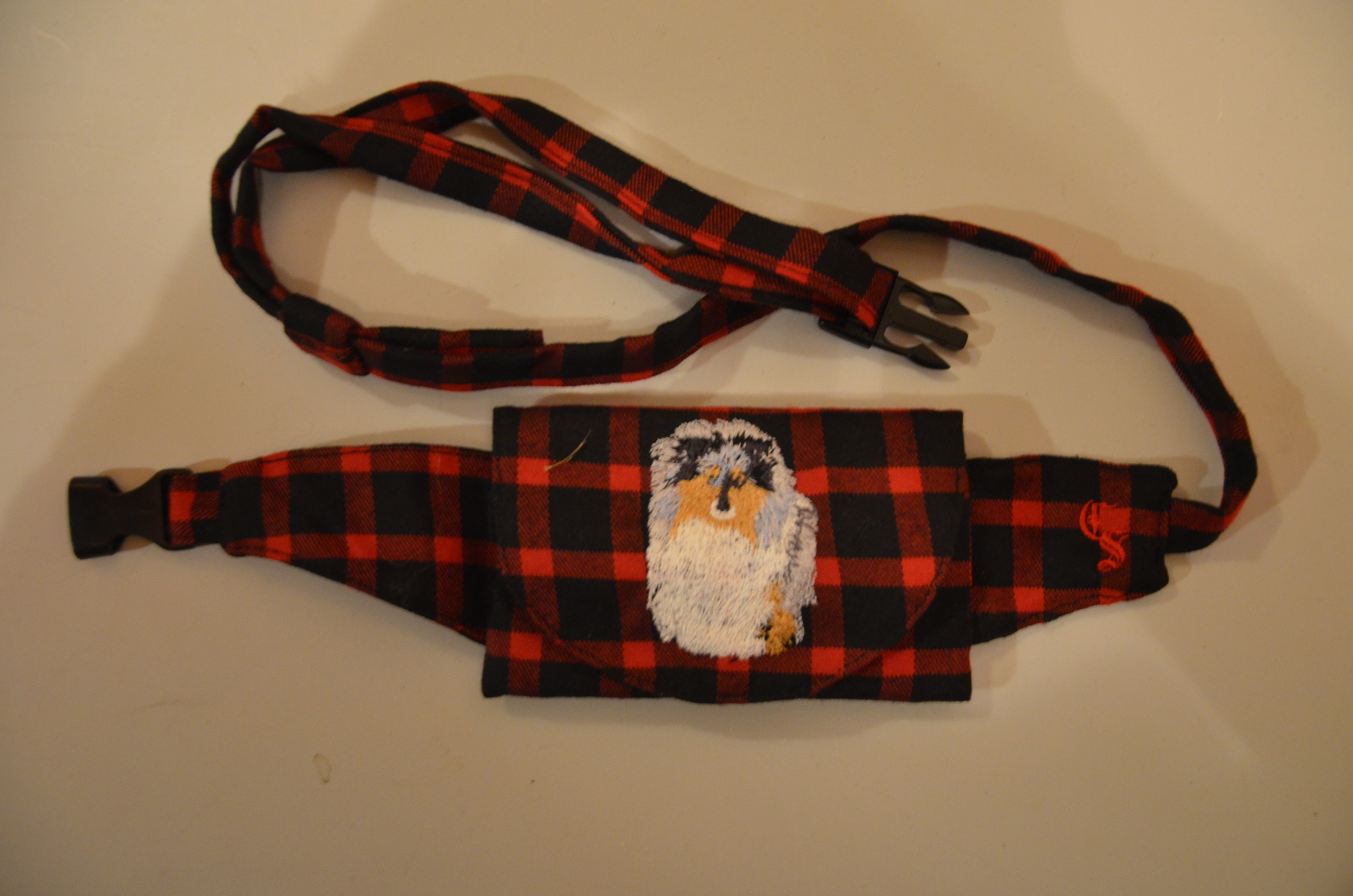 Broderie Colley poil long 31 - pochette friandise - écossais rouge et noir