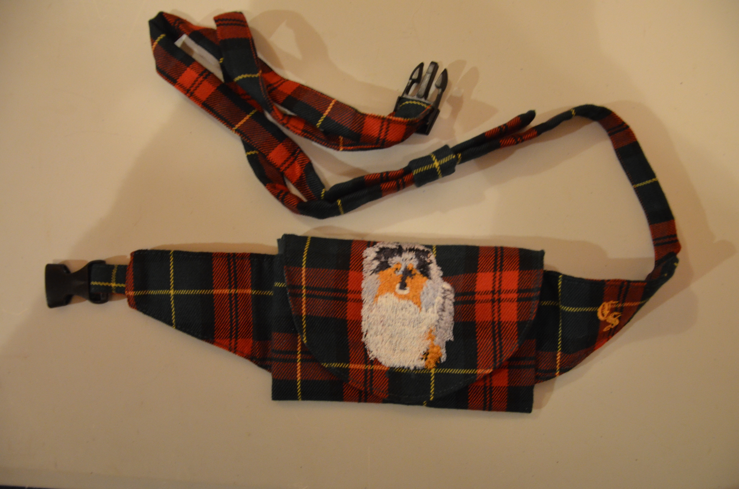 Broderie Colley poil long 31 - pochette friandise - écossais rouge et vert