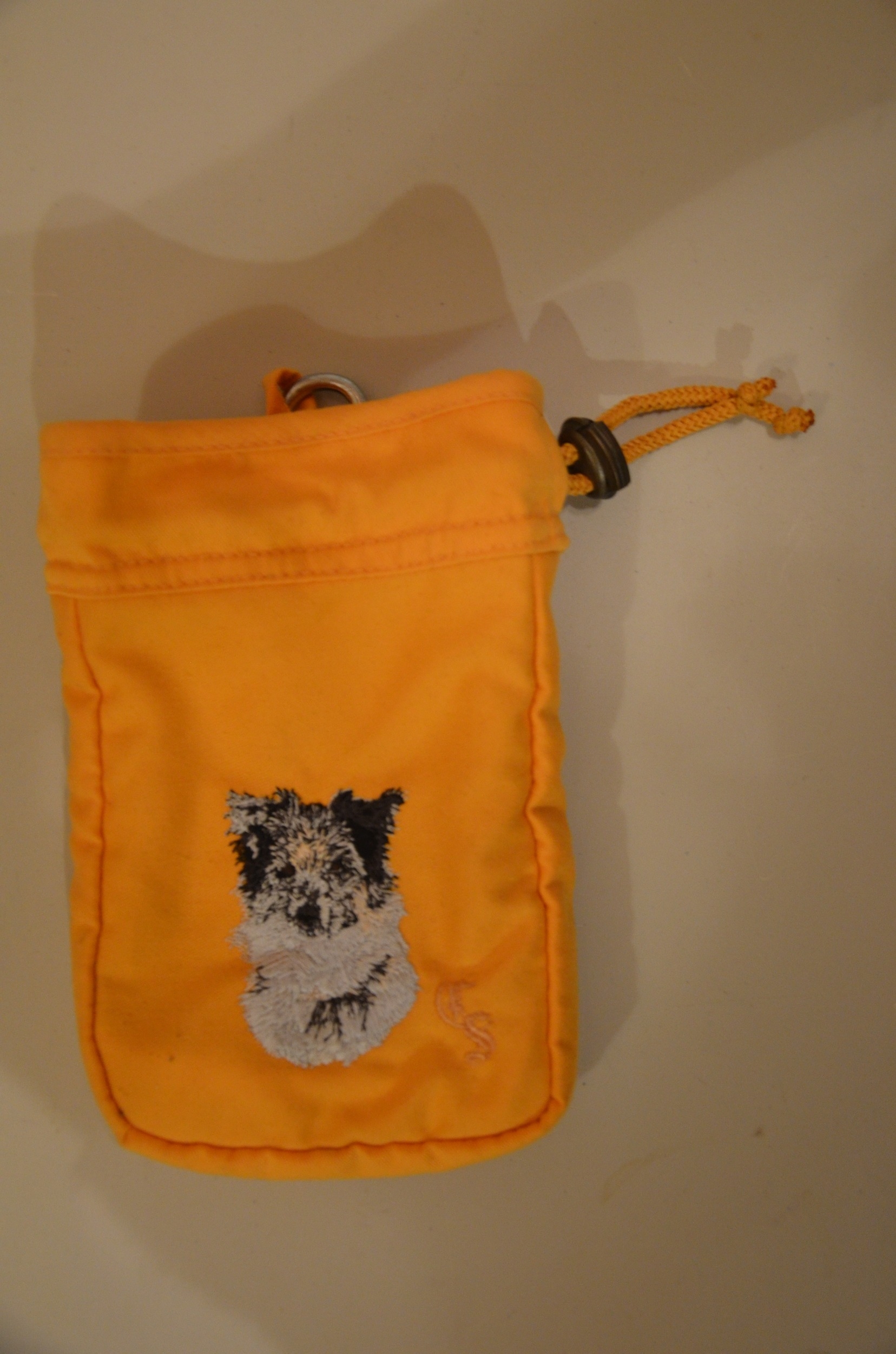 Broderie Berger des Pyrénées face rase 3 - pochette friandise de ceinture - jaune d\'or