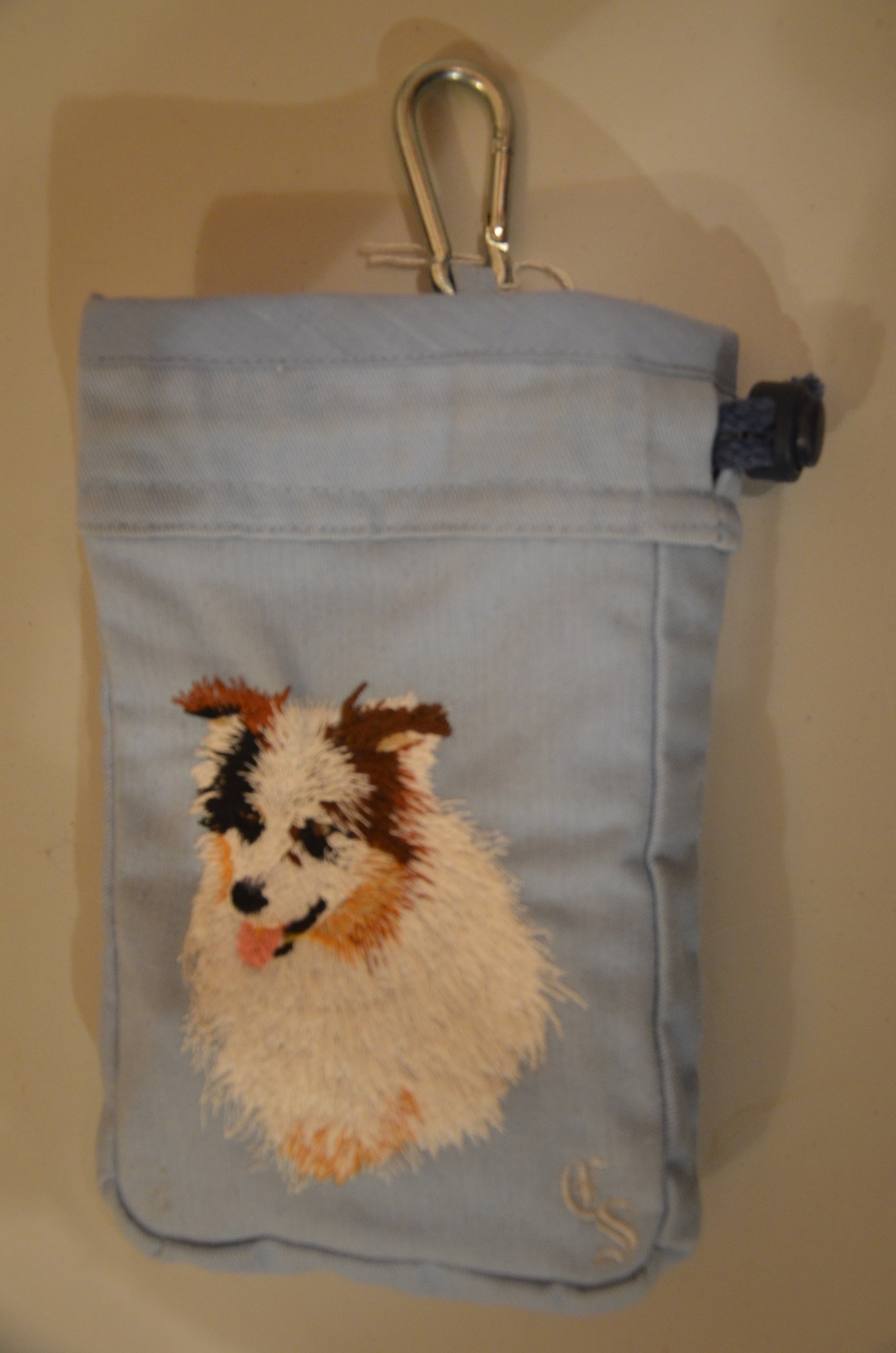 Broderie Berger australien 15 - pochette friandise de ceinture - bleu clair