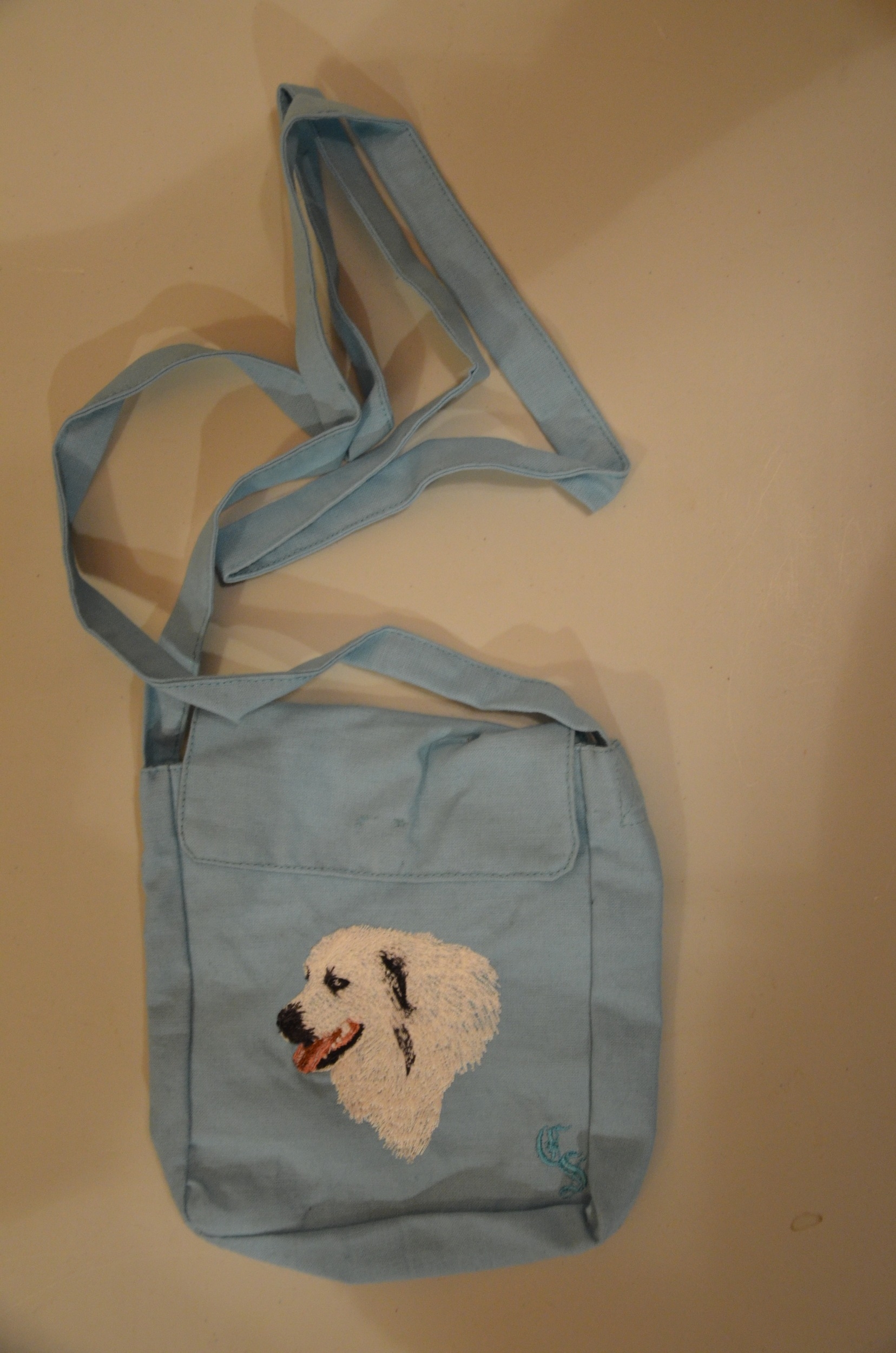 Broderie Montagne des Pyrénées 1 (Patou) - pochette friandise bandoulière - bleu clair