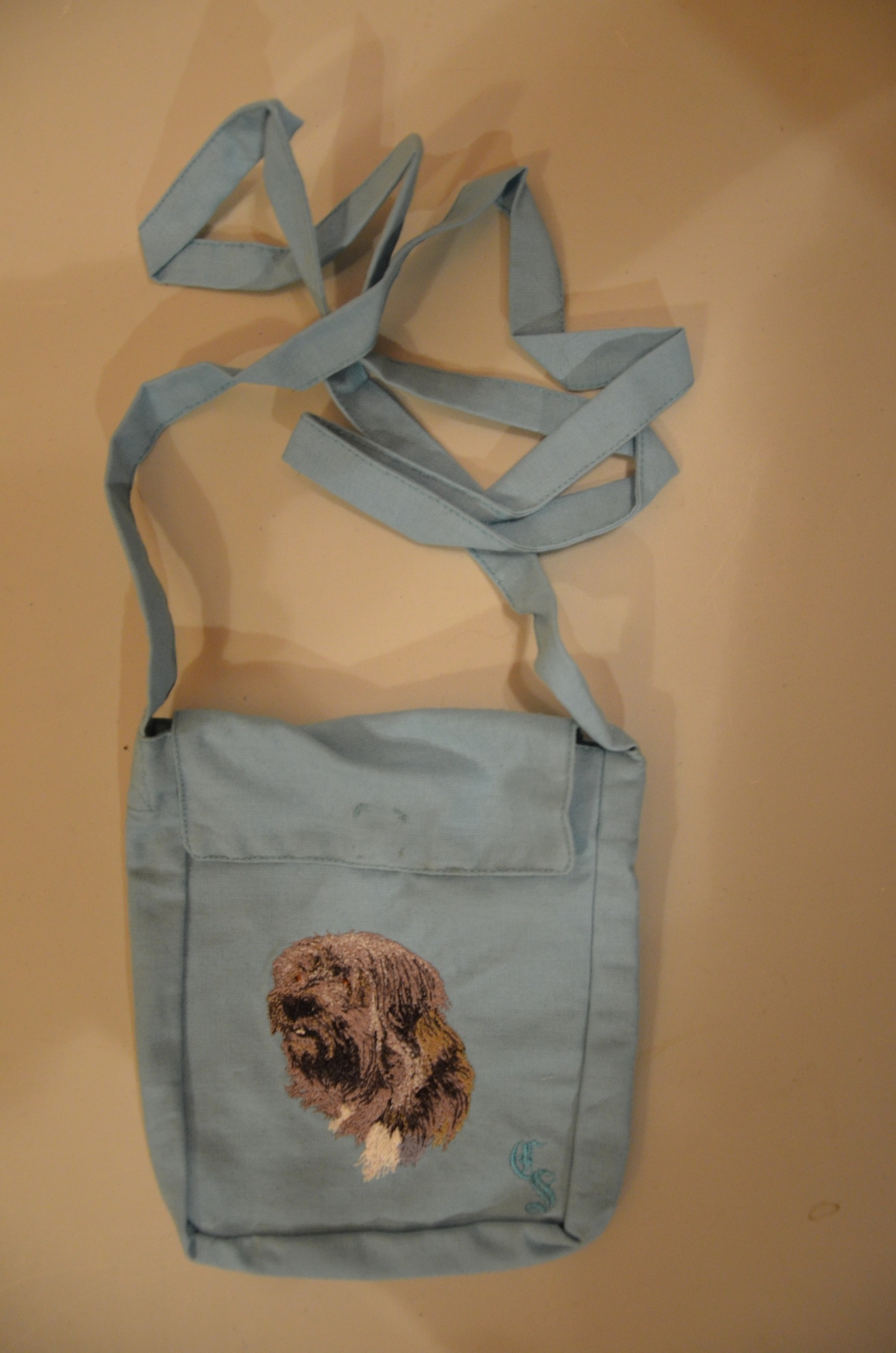 Broderie Berger des Pyrénées poil long 1 - pochette friandise bandoulière - bleu clair