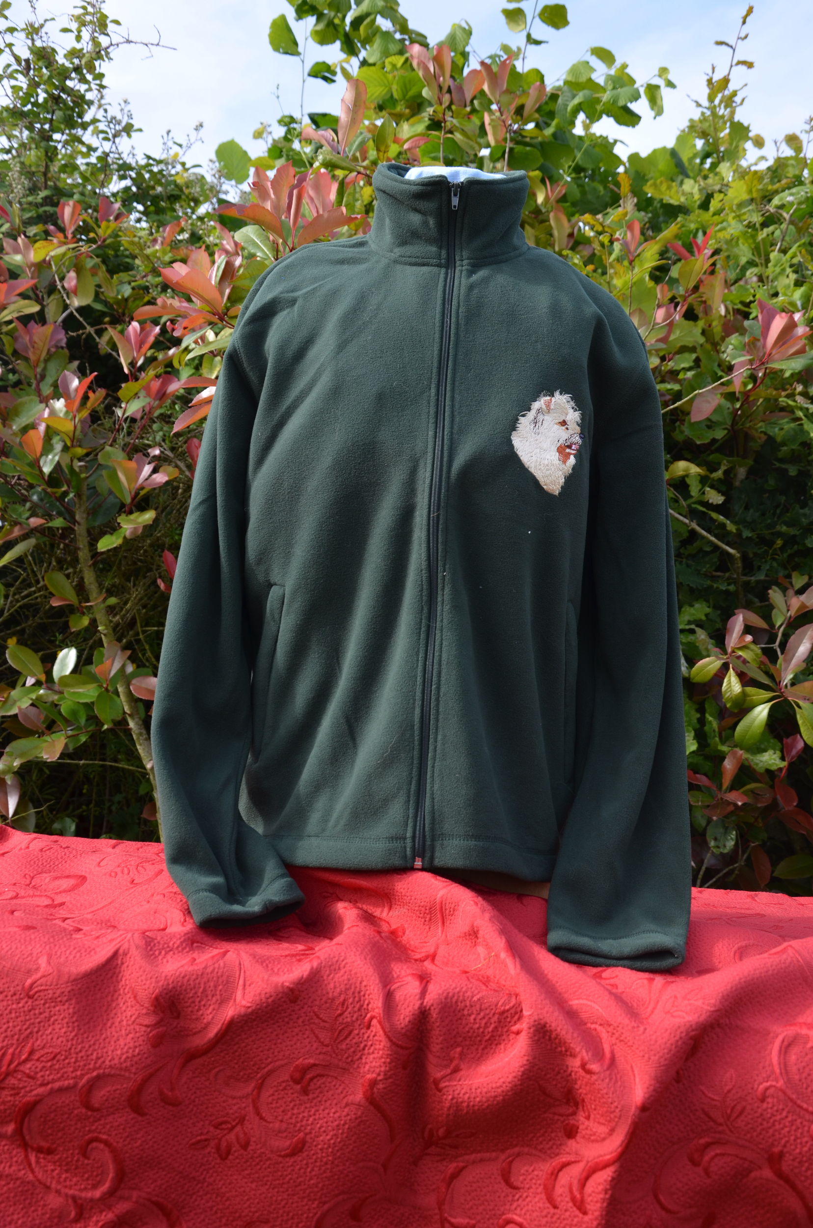 Polaire - broderie Berger des Pyrénées poil long 2 - veste manches longues - couleur : vert green forest