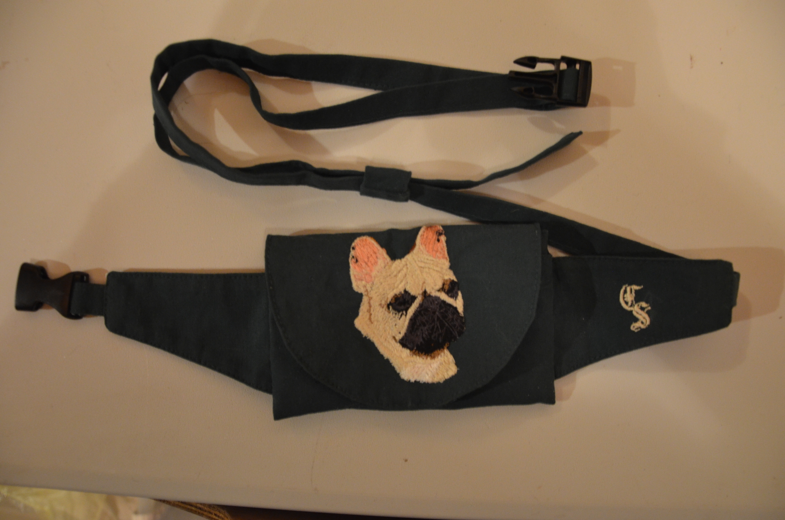 Broderie Bouledogue français 1 - pochette friandise - vert