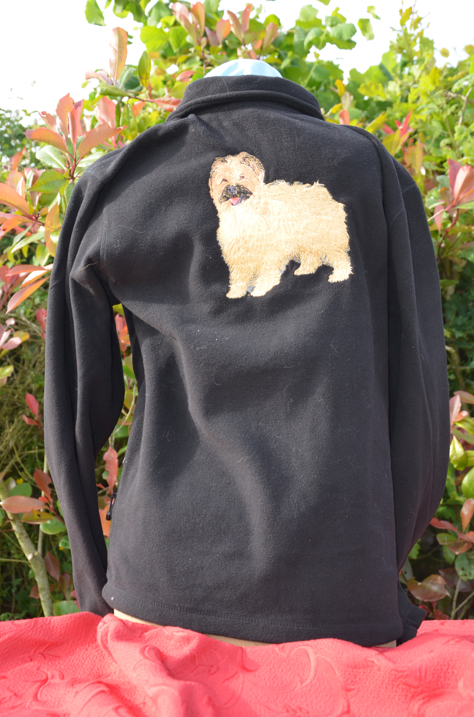 Polaire - broderie Berger des Pyrénées poil long 7 - veste manche longue - couleur : noir - grande broderie dans le dos