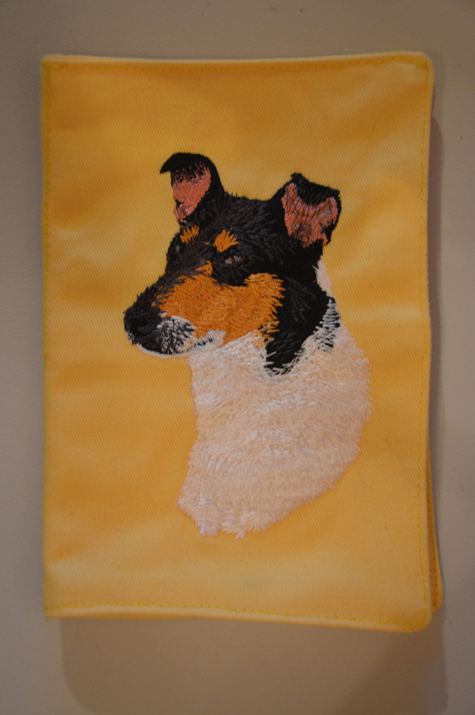 Broderie Colley poil court 15 - protège carnet de santé jaune