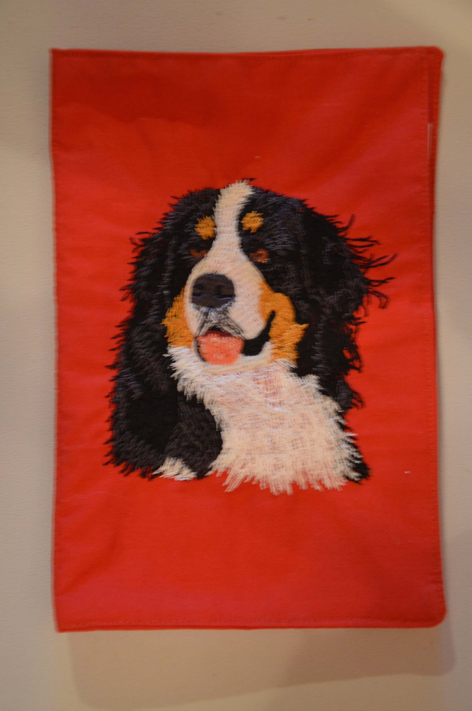 Broderie Bouvier bernois 1 - protège carnet de santé rouge