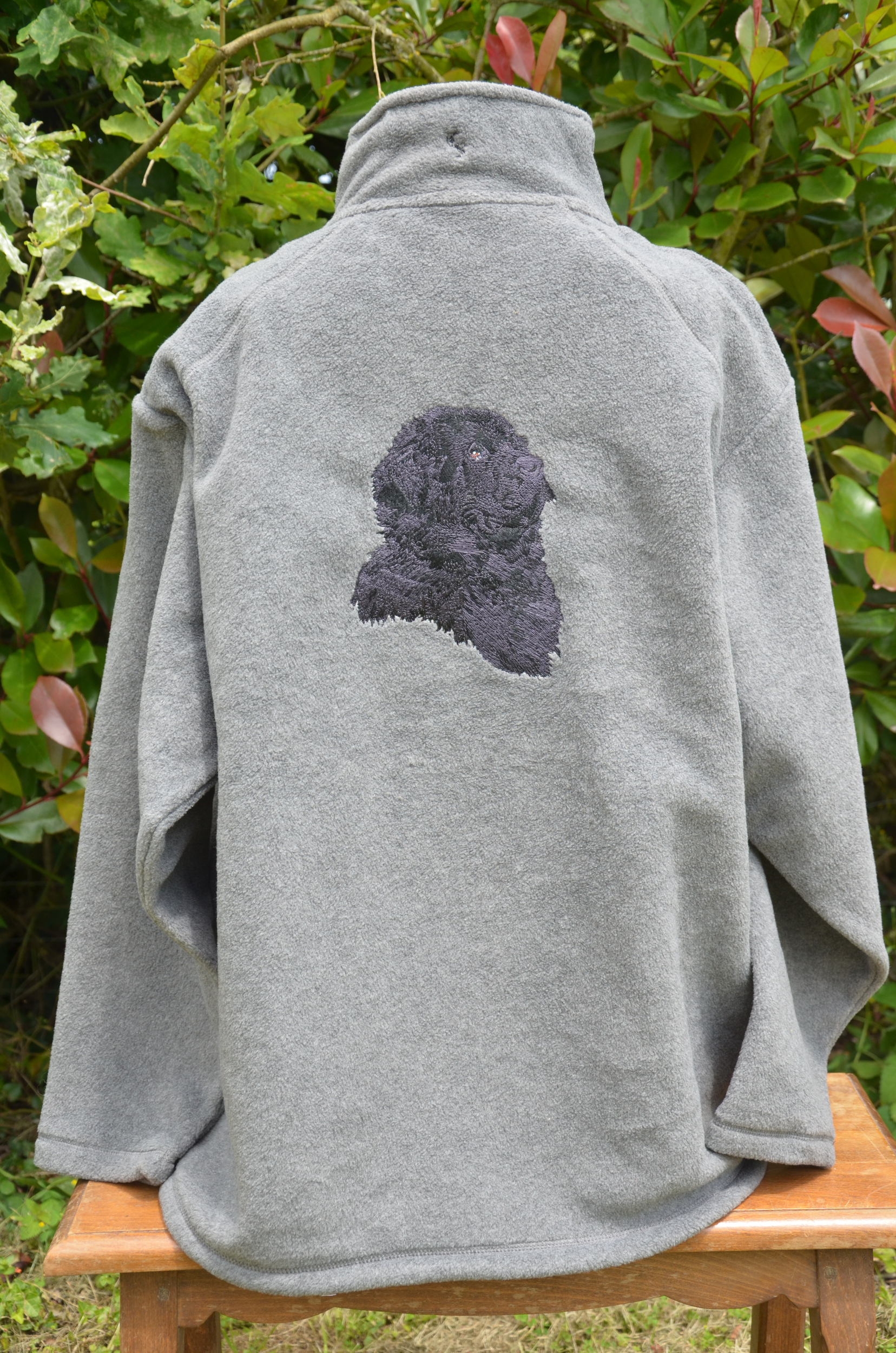 Polaire - broderie Terre Neuve 1 - veste manche longue col zippée - couleur : gris clair - grande broderie dans le dos