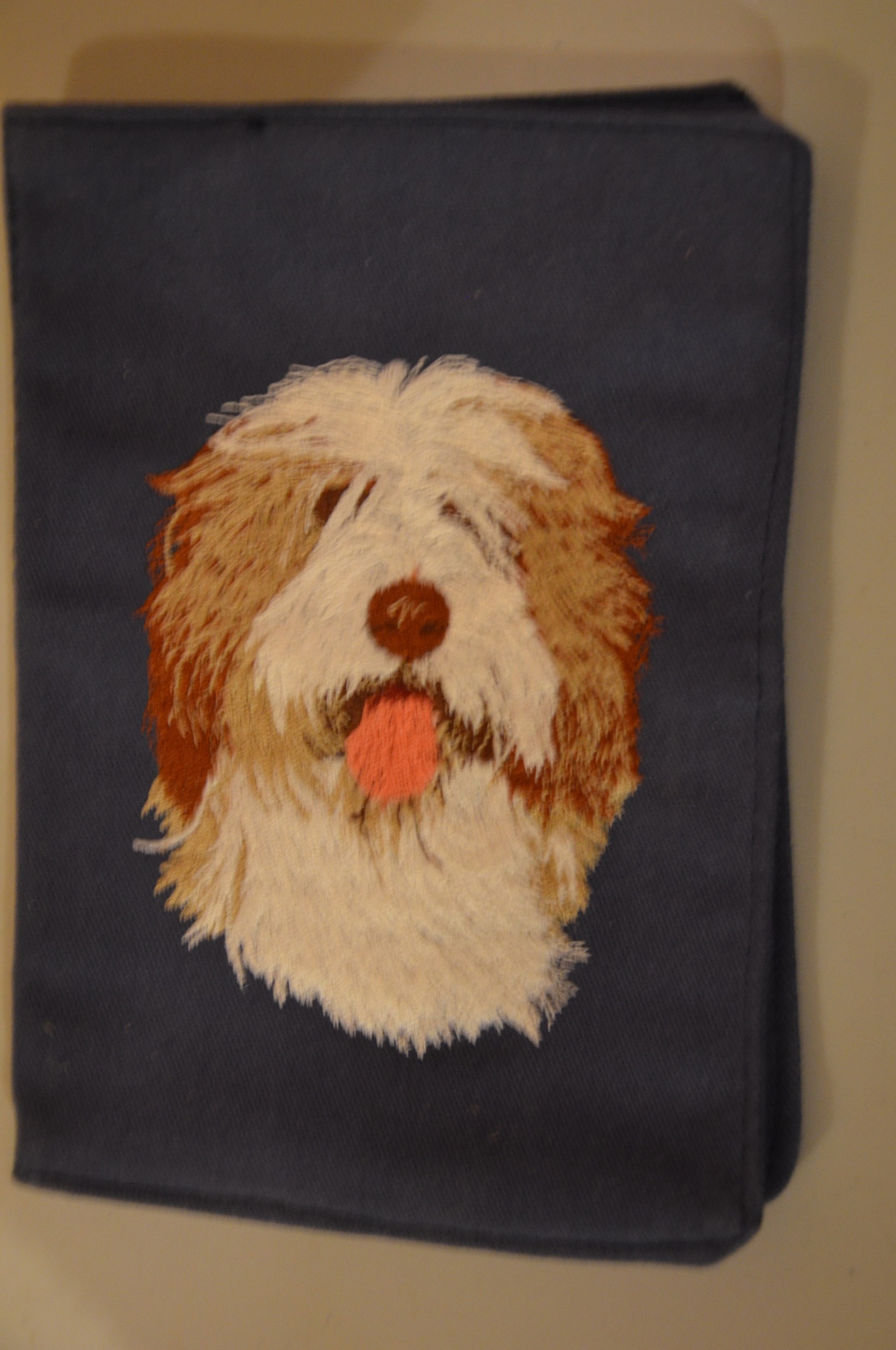 Broderie Bearded collie 1 - protège carnet de santé bleu foncé