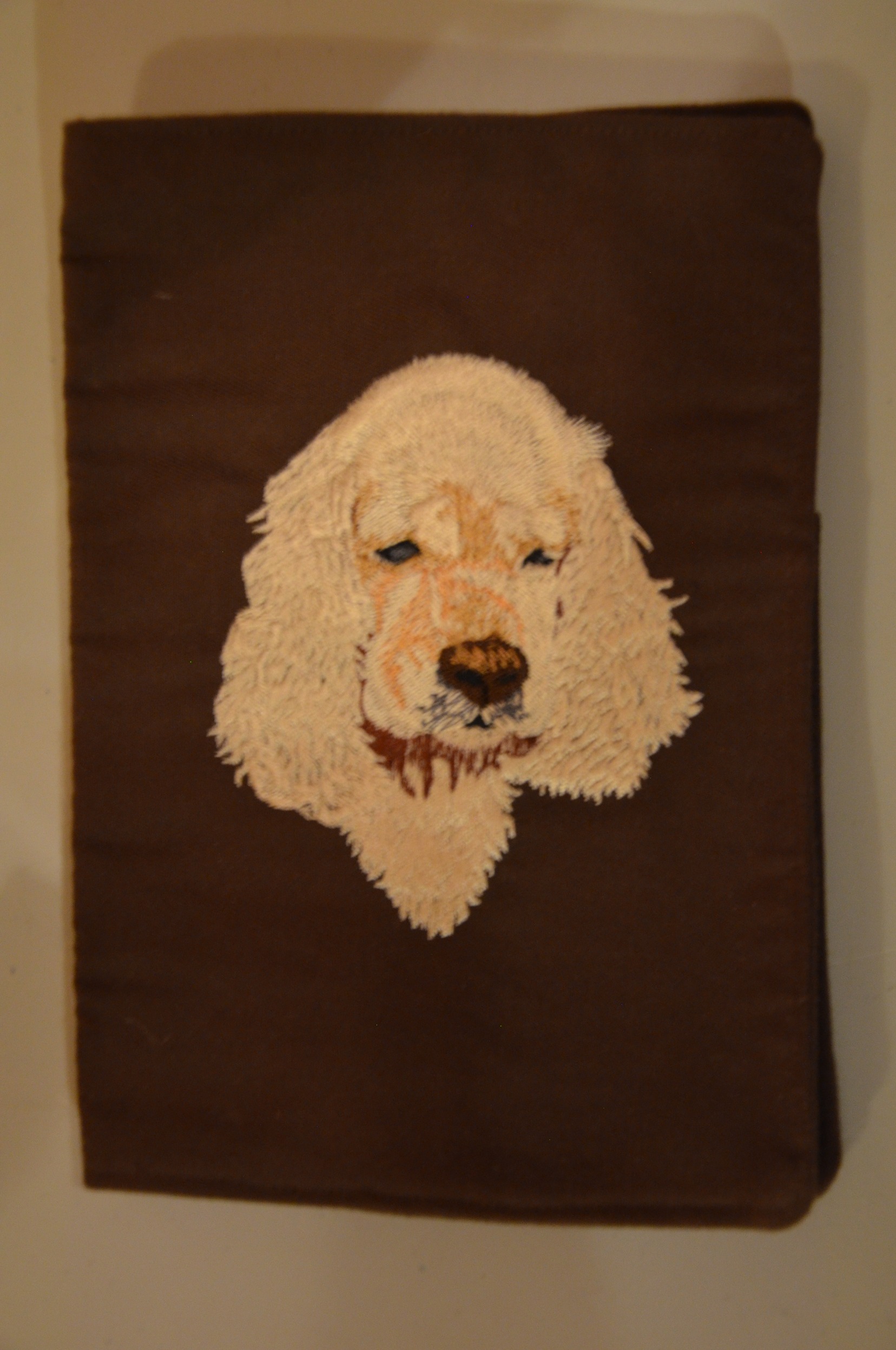 Broderie Cocker américain 1 - protège carnet de santé marron