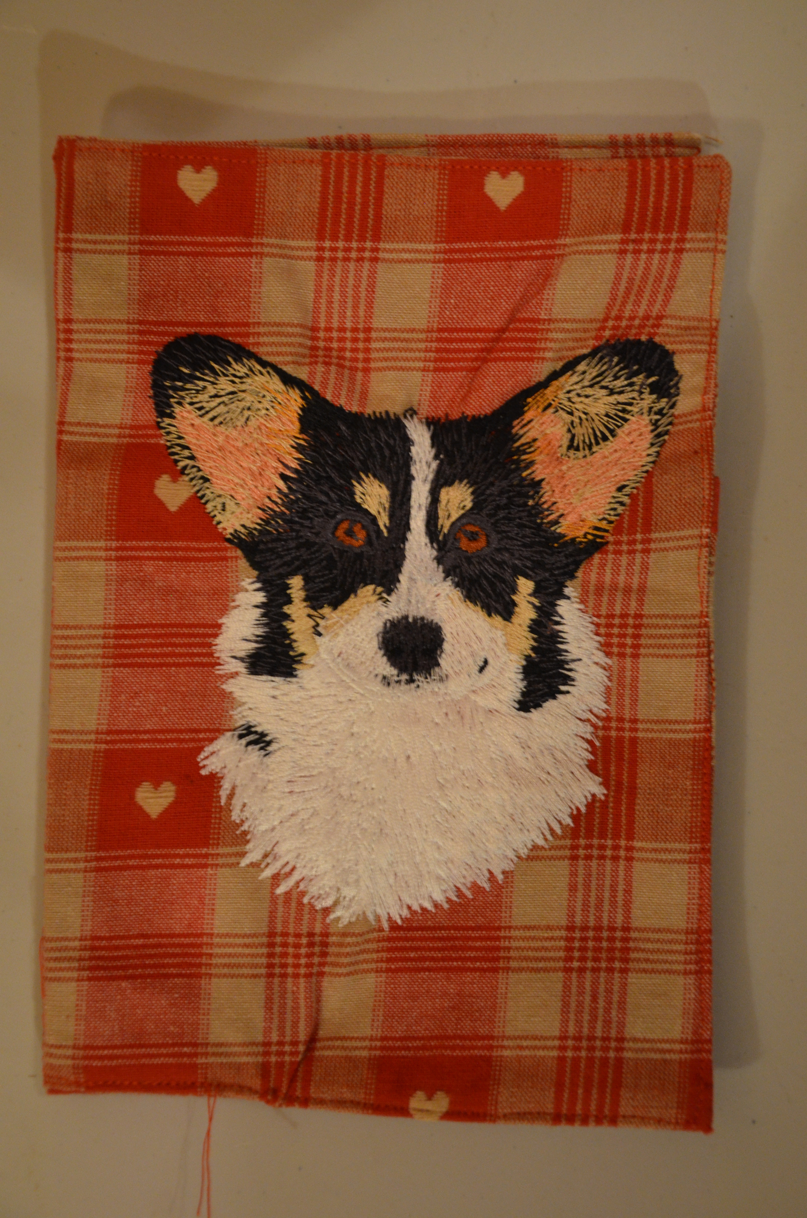 Broderie Welsh corgi pembroke 1 - protège carnet de santé écossais rouge à coeurs