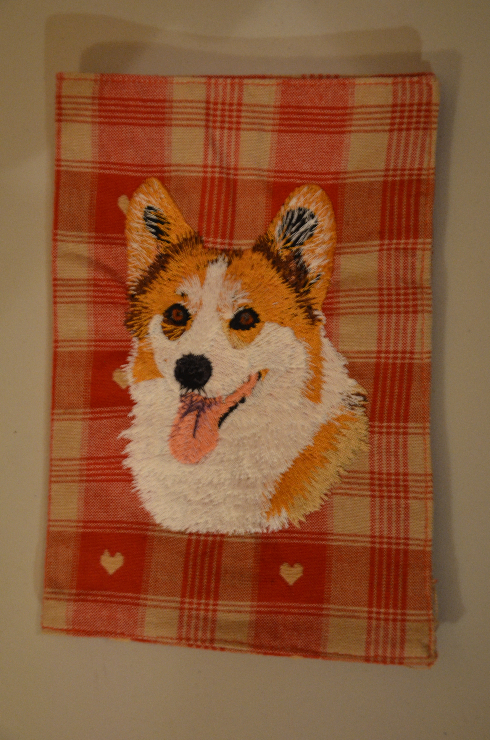 Broderie Welsh corgi pembroke 2 - protège carnet de santé écossais rouge avec coeurs